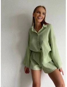 Костюм с шортами и рубашкой в цвете оливка