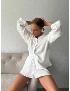 Костюм с шортами и рубашкой в белом цвете