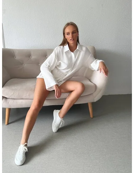 Костюм с шортами и рубашкой в белом цвете