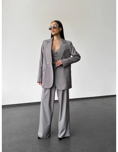 Женский костюм тройка в светло-сером цвете Женский костюм тройка в светло-сером цвете