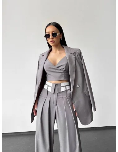 Женский костюм тройка в светло-сером цвете Женский костюм тройка в светло-сером цвете