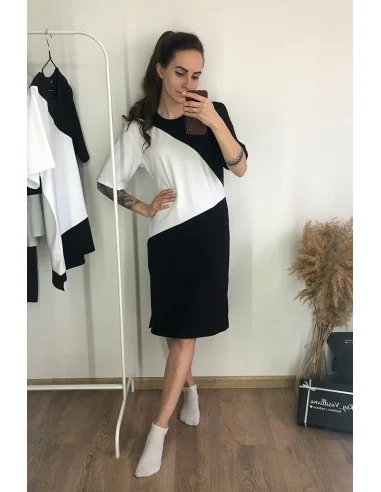 Платье-футболка, черно-белая, белый треугольник сбоку