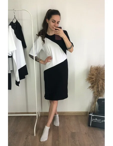 Платье-футболка, черно-белая, белый треугольник сбоку