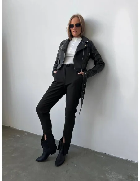 Женская кожаная куртка, укороченная косуха, в черном цвете Женская кожаная куртка, укороченная косуха, в черном цвете