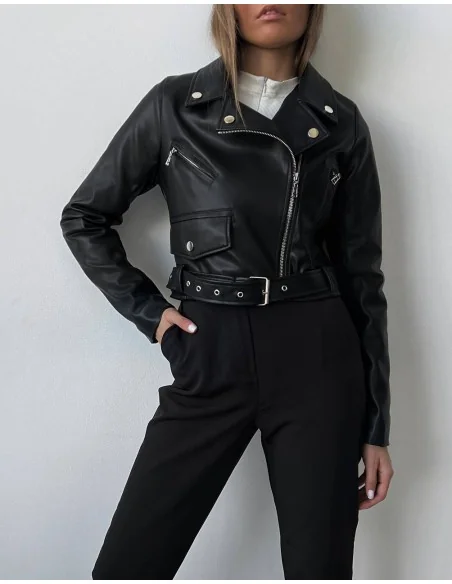Женская кожаная куртка, укороченная косуха, в черном цвете Женская кожаная куртка, укороченная косуха, в черном цвете