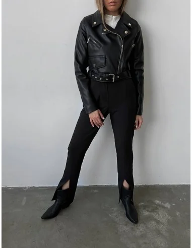 Женская кожаная куртка, укороченная косуха, в черном цвете Женская кожаная куртка, укороченная косуха, в черном цвете