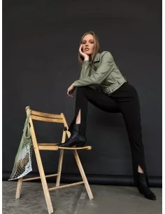 Женская кожаная куртка, укороченная косуха, в цвете оливка