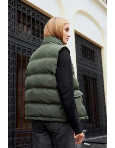 Жіноча жилетка у кольорі хакі