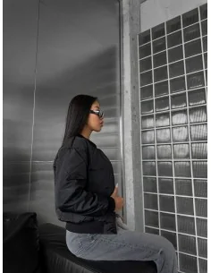 Жіночий бомбер у чорному кольорі 2