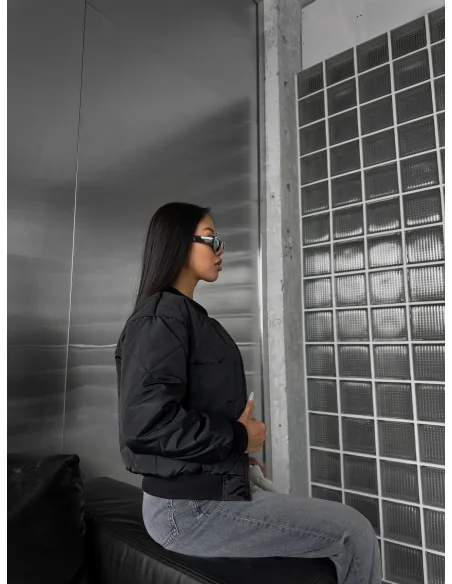 Жіночий бомбер у чорному кольорі