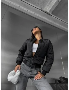 Жіночий бомбер у чорному кольорі