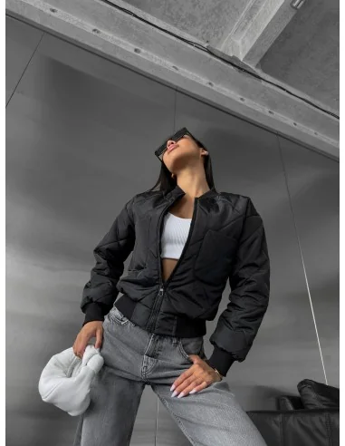 Жіночий бомбер у чорному кольорі
