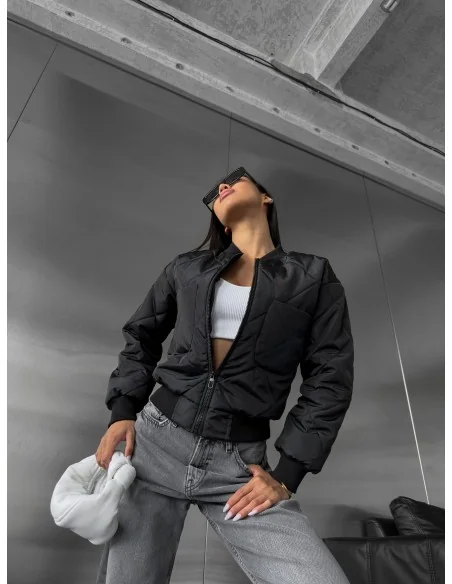 Женский бомбер в черном цвете