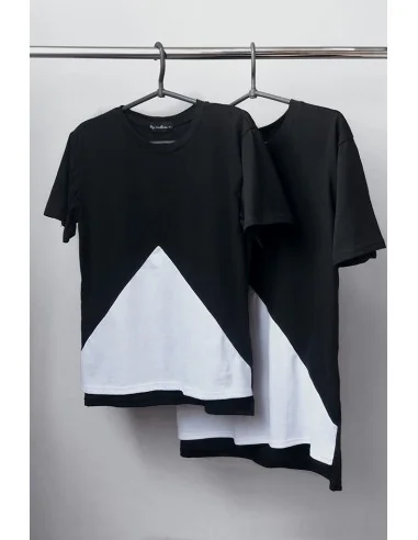 Футболка UNISEX Classic черно-белая, с белым треугольником снизу