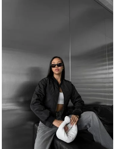 Жіночий бомбер у чорному кольорі