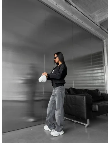 Жіночий бомбер у чорному кольорі