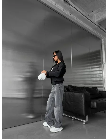 Жіночий бомбер у чорному кольорі