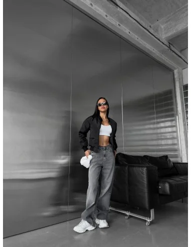 Жіночий бомбер у чорному кольорі