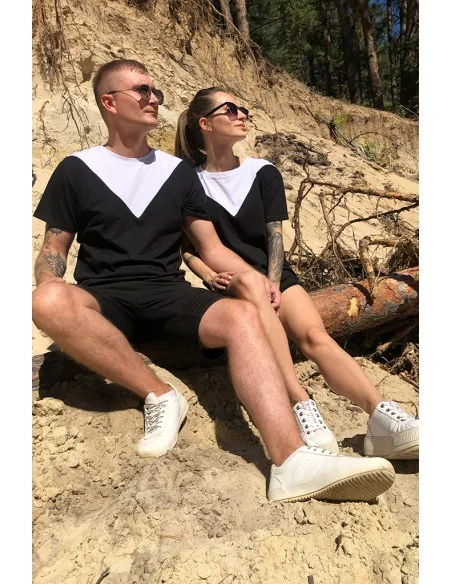 Футболка Classic UNISEX чорно-біла, з білим трикутником на