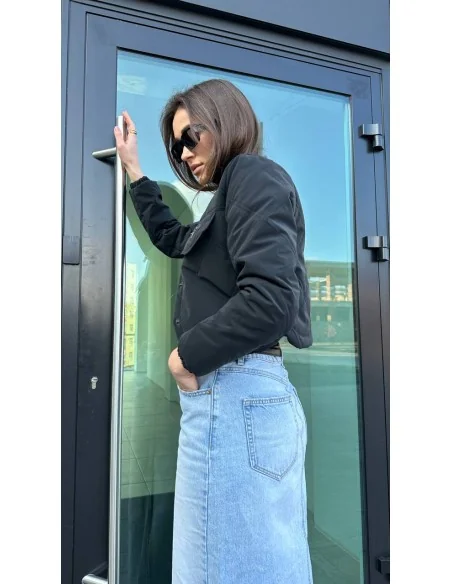 Женский бомбер на пуговицах в черном цвете