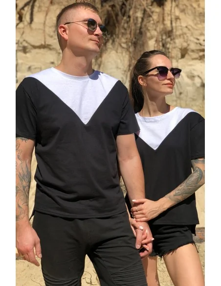 Футболка Classic UNISEX чорно-біла, з білим трикутником на