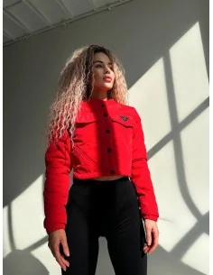 Женский бомбер на пуговицах в красном цвете 2