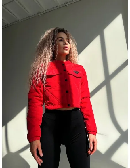 Женский бомбер на пуговицах в красном цвете