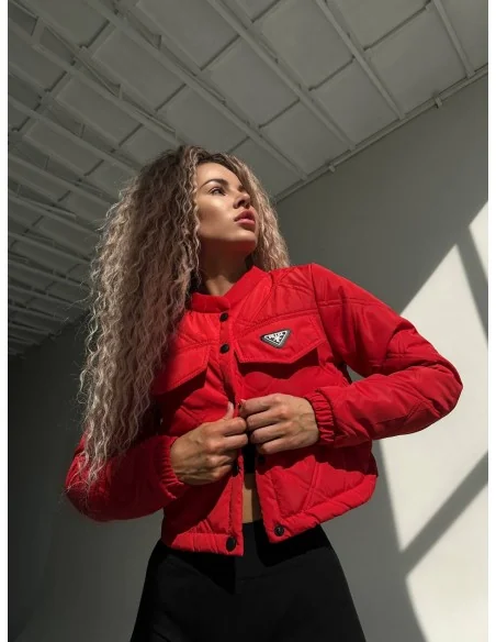 Женский бомбер на пуговицах в красном цвете