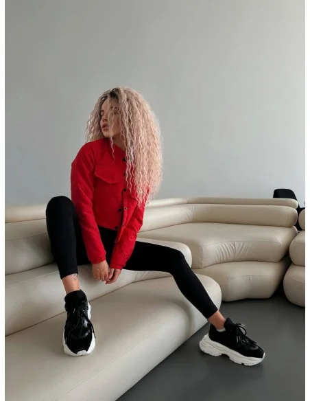 Женский бомбер на пуговицах в красном цвете