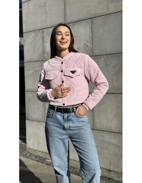 Женский бомбер на пуговицах в розовом цвете