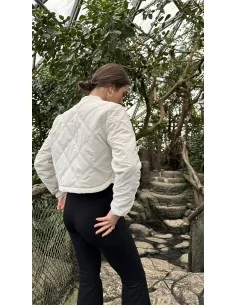 Жіночий бомбер на гудзиках у молочному кольорі 2