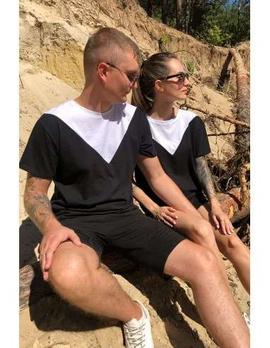 Футболка Classic UNISEX чорно-біла, з білим трикутником на