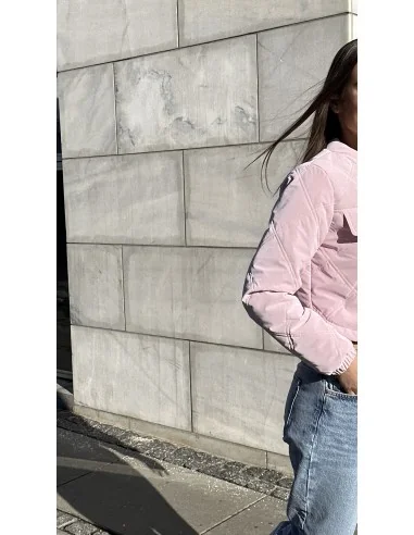 Женский бомбер на пуговицах в розовом цвете