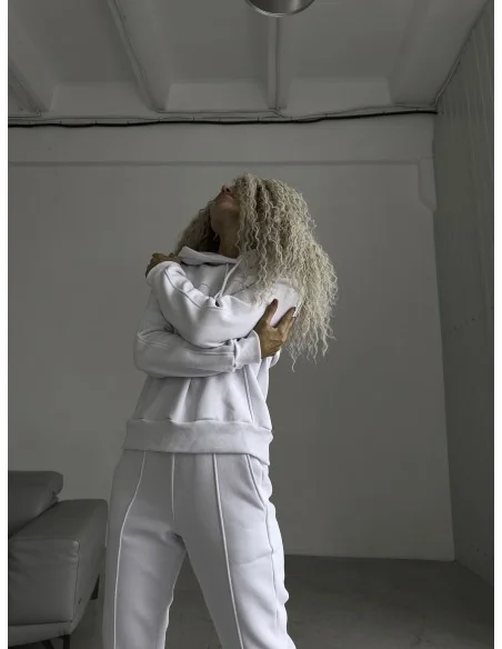 Жіночій, теплий костюм у білому кольорі