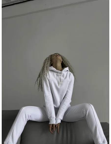 Жіночій, теплий костюм у білому кольорі