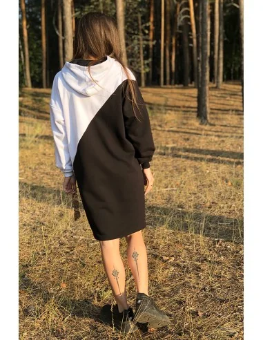 Платье-худи черно-белый, поделенный наискось Платье-худи черно-белый, поделенный наискось
