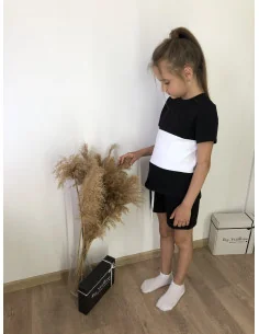 Костюм для девочек в черном цвете с белой полоской на футболке 2