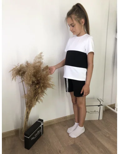 Костюм для девочек с черными шортами и белой футболкой с черной