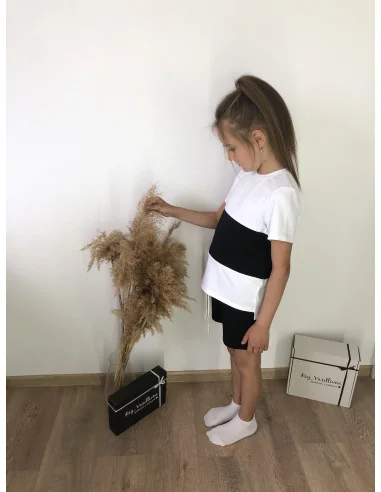 Костюм для девочек с черными шортами и белой футболкой с черной