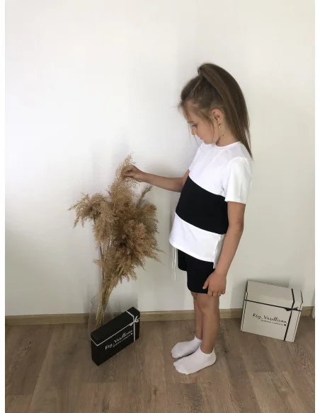 Костюм для девочек с черными шортами и белой футболкой с черной