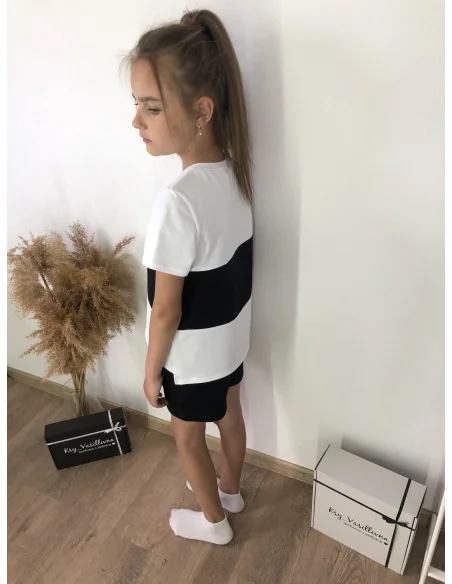 Костюм для девочек с черными шортами и белой футболкой с черной