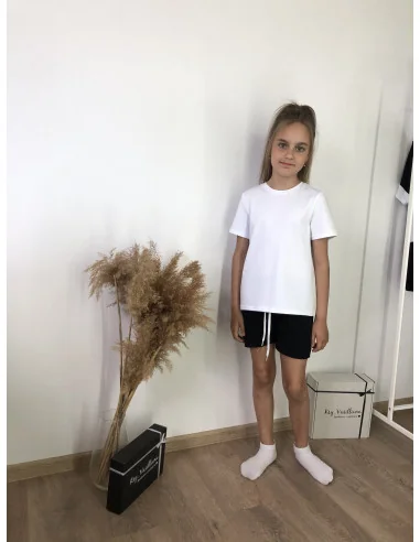 Костюм для девочек с черными шортами и белой футболкой