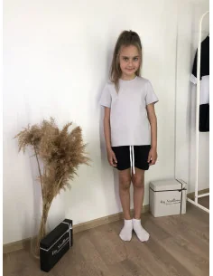 Костюм для дівчат з чорними шортами та футболкою в кольорі