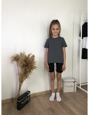 Костюм для дівчат з чорними шортами та футболкою в кольорі
