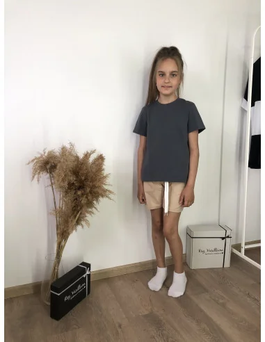 Костюм для дівчат з бежевими шортами та футболкою в кольорі