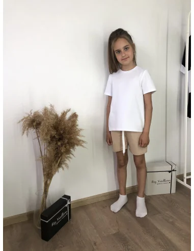 Костюм для девочек с бежевыми шортами и футболкой в белом цвете