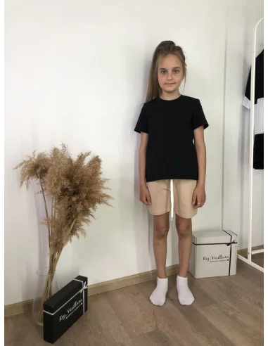 Костюм для дівчат з бежевими шортами та футболкою в чорному