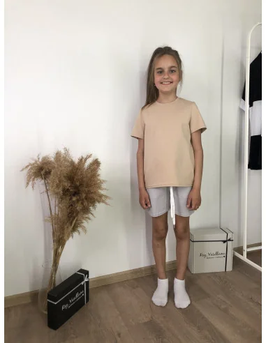 Костюм для девочек с шортами в цвете камень и бежевая футболка