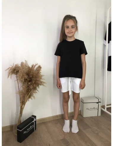 Костюм для дівчат з білими шортами та чорною футболкою