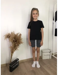 Костюм для дівчат з графітовими шортами та чорною футболкою